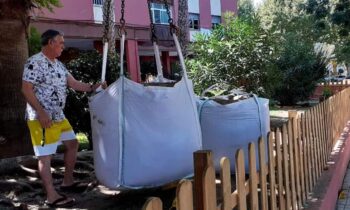 La Empresa de Seguros Prieto & Uceda ha donado 6  metros cúbicos de tierra vegetal para los jardines de Bellavista en su  40 Aniversario.