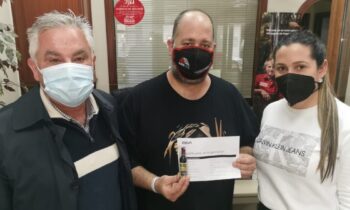 La agencia de SEGUROS PRIETO & UCEDA, entrega el donativo a ADEM-C