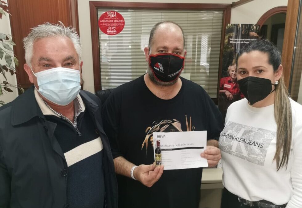 La agencia de SEGUROS PRIETO & UCEDA, entrega el donativo a ADEM-C