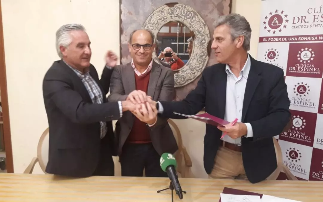 Firma de convenio de colaboración entre Clinicas Doctor Espinel y la Agencia de Seguros Prieto y Uceda